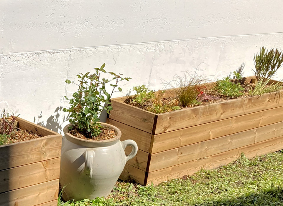 fabrication de jardinières en bois et réemploi d'un ancien saloir en pot de fleur